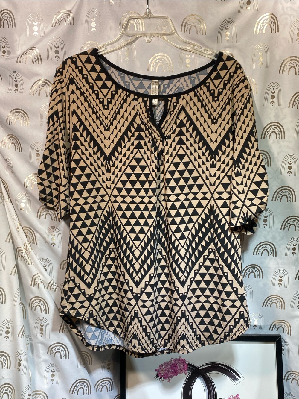 PerSeption Concept Black and Cream Geometric Chevron Top
